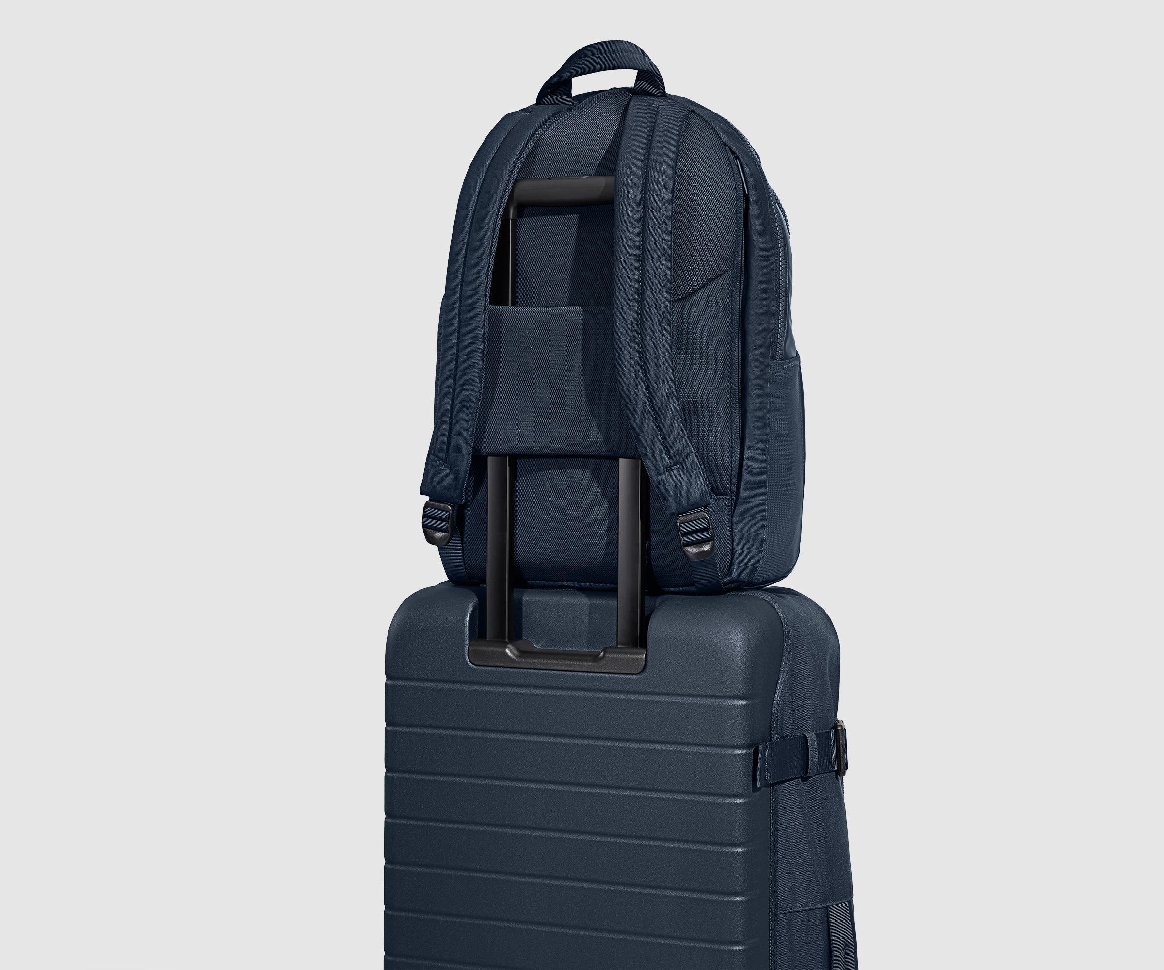 PDP_OutdoorBackpack26L_Navy_Uniform.jpg