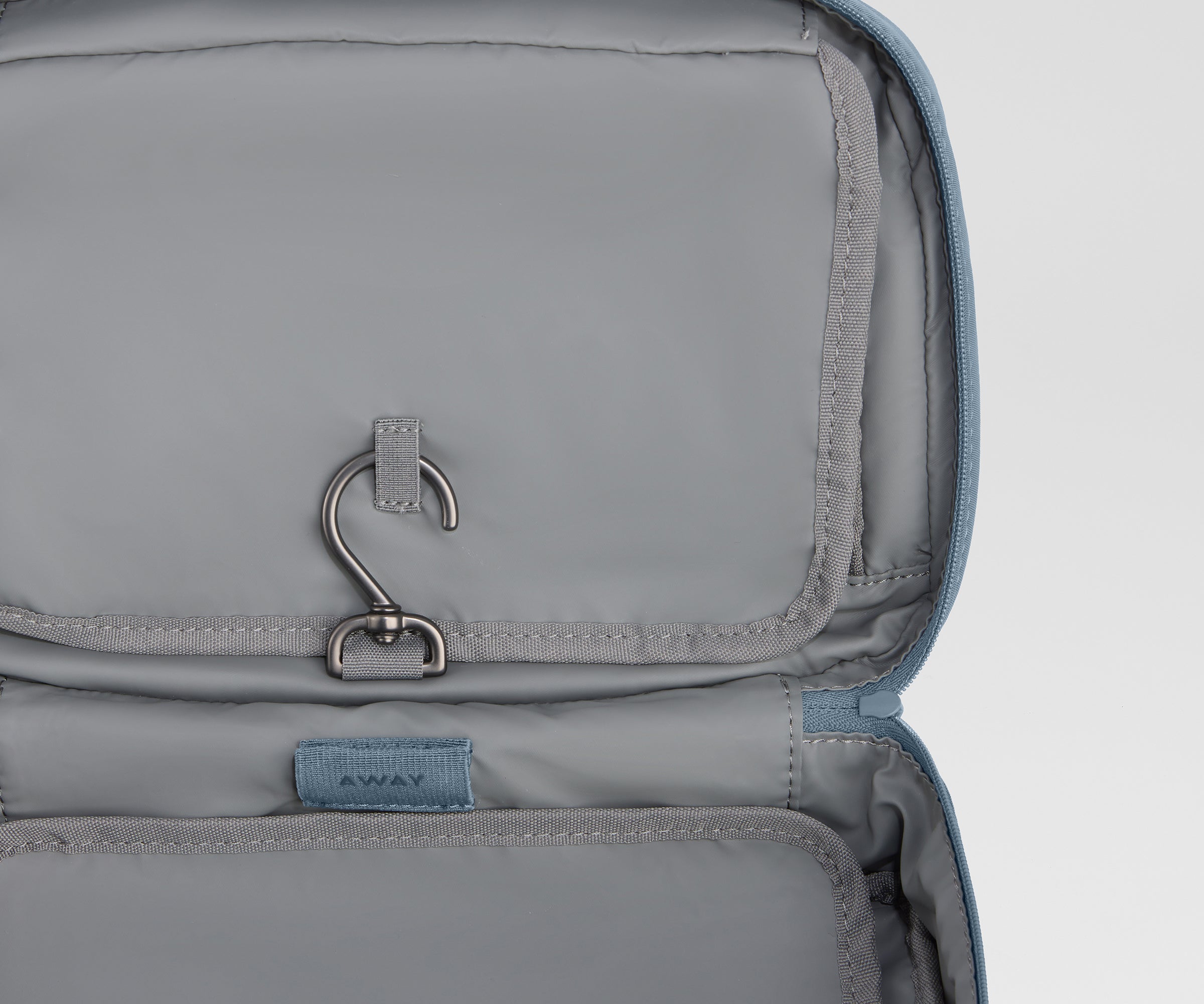 PDP_ToiletryBag_Hanging_Coast_03_099f3bab-4894-44c0-b834-3ecaa7fe27dc.jpg